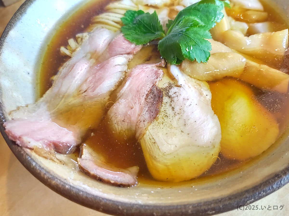 醤油スープに豚&鶏のレアチャーシューが花びら状に重なる。梅花亭 滋賀 ラーメン の肉アップ。