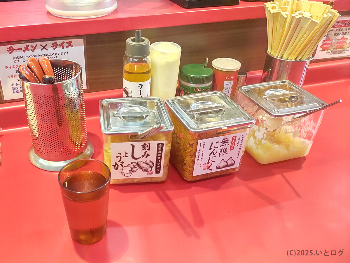 卓上に刻みしょうが・無限にんにく・おろしにんにくがずらり。つけ麺派も“炎上”級の辛味で味変できる近江道家の自由コーナー。