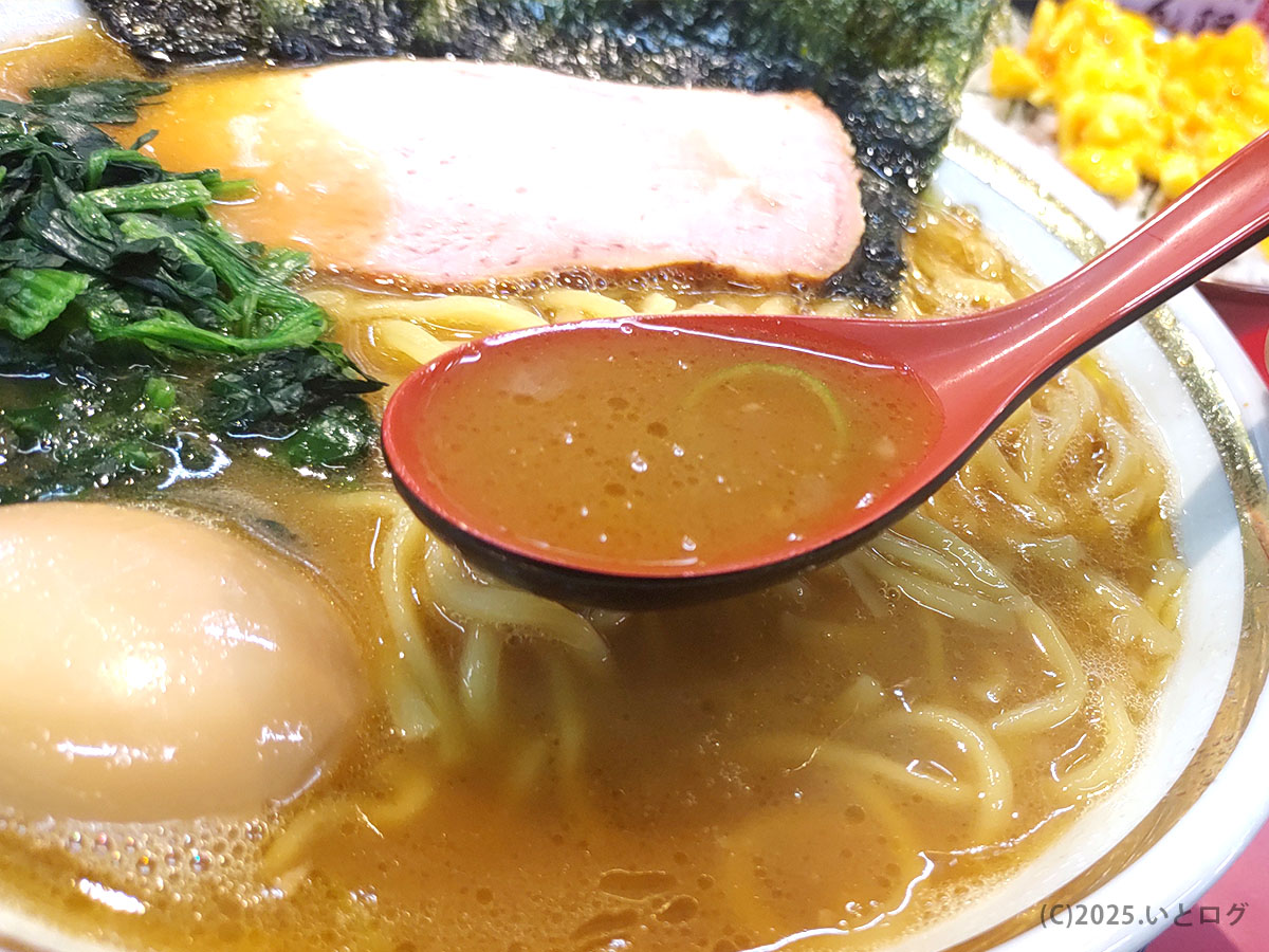 ブログ映え必至のスープリフト。鶏豚骨のコクと醤油の香りが立ち上り、近江道家らしさがストレートに伝わるアップ。