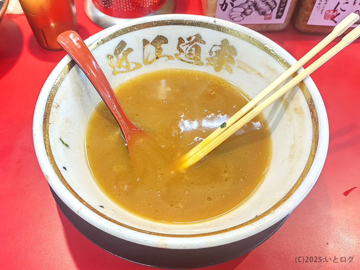 金文字の丼にスープを残すのみ。“完食”の余韻が残る近江道家の一杯、彦根ドライブ帰りの満足感を物語るラストショット。