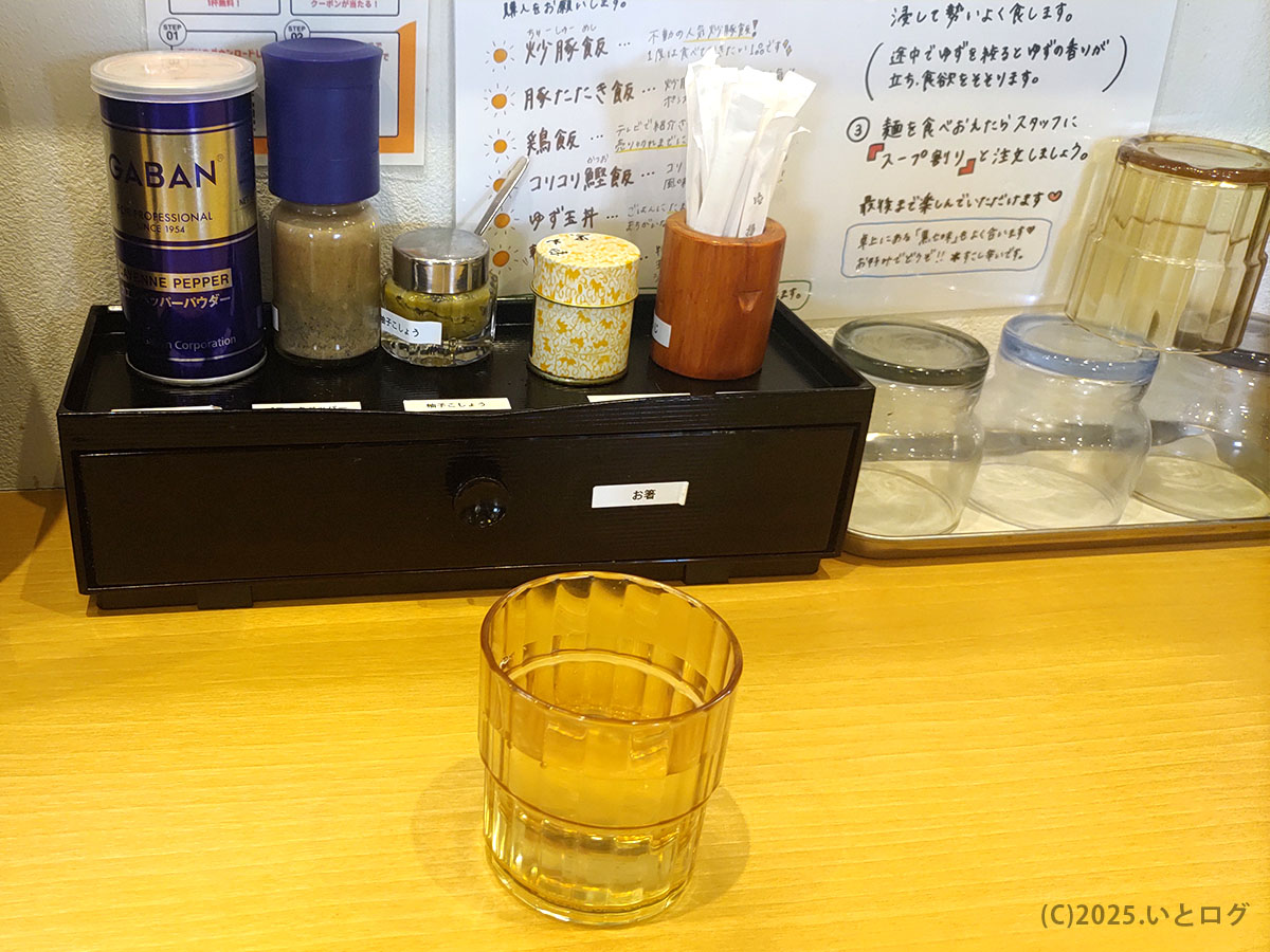 ラーメンにっこう オランダ流の香り使いが光る卓上調味料セット。柚子胡椒やホワイトペッパーで味変自在。