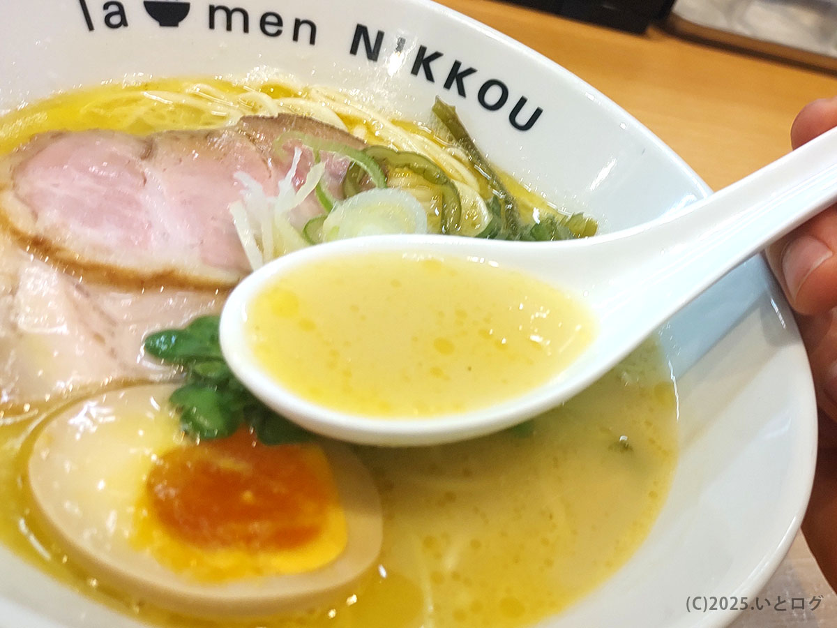 お塩浩太郎監修のクリーミー鶏白湯をレンゲでひと口。まろやかな旨味が広がる。