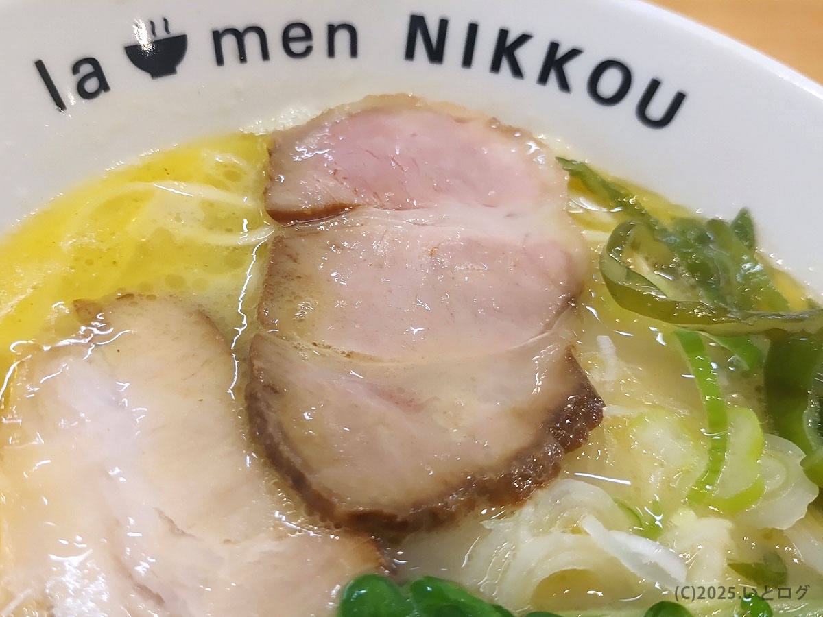 低温調理チャーシューが艶めく一枚。しっとりやわらかな肉質がスープと調和。