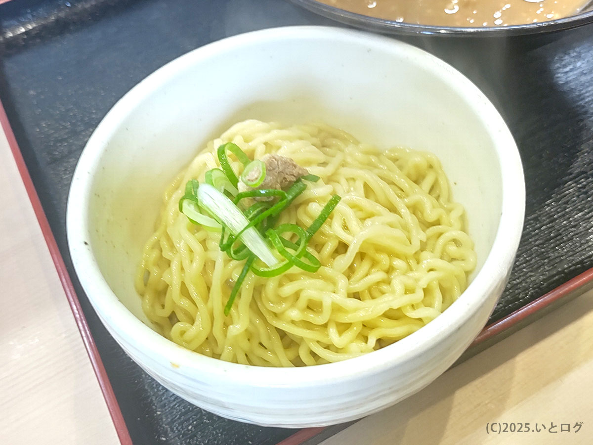別皿の替え玉（追加麺）には茹でたての縮れ麺の上に青ねぎと肉味噌が添えられている。堅田店や草津店でも注文でき、つけ麺のように楽しめるサービス。