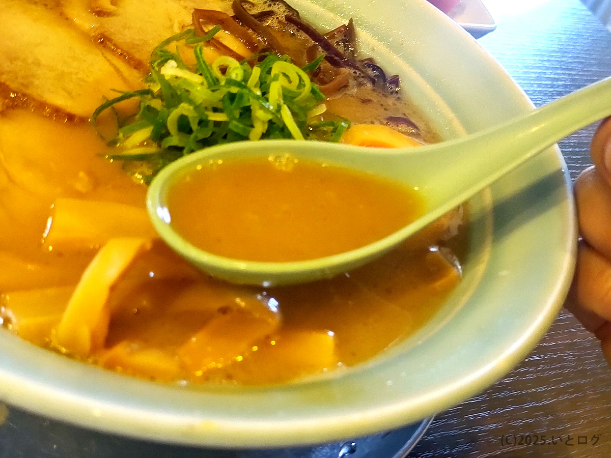 レンゲですくった豚骨スープの質感が伝わる近接。まろやかでコク深い、博多とんこつ 真咲雄 ラーメンのスープ