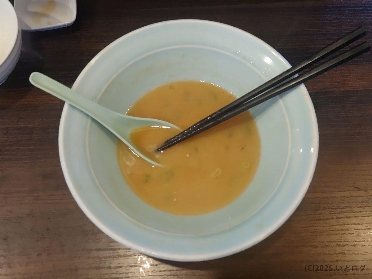 食後の丼に少し残る豚骨スープと箸・レンゲ。真咲雄 ラーメンの完食シーン