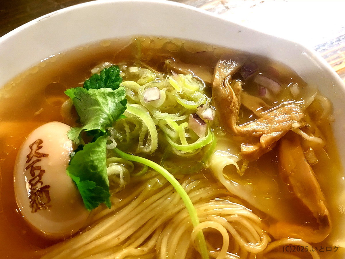 焼印入り味玉と三つ葉、ねぎ、穂先メンマが彩る丼。「天下ご麺 藤井」「天下ご麺 社長」で検索する人にも伝えたい象徴的なトッピング。