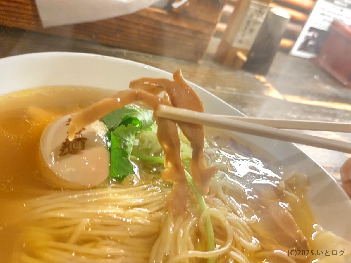穂先メンマを箸で持ち上げた様子。柔らかく香り高い食感が際立つ、天下ご麺 大津の支那そば。