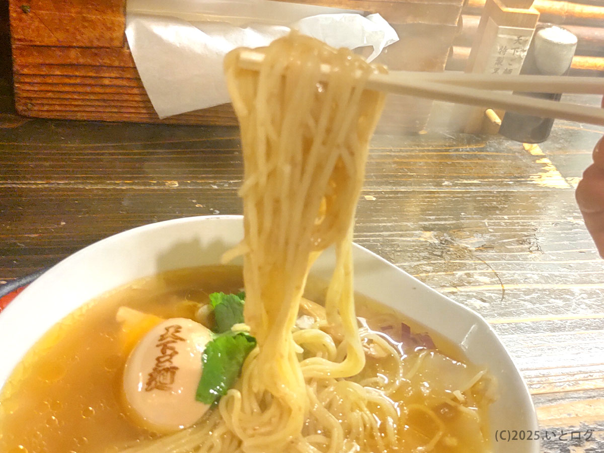 細めのストレート麺をリフト。スープをまとい滑らかな口当たりが心地よい、天下ご麺 大津らしい麺線。