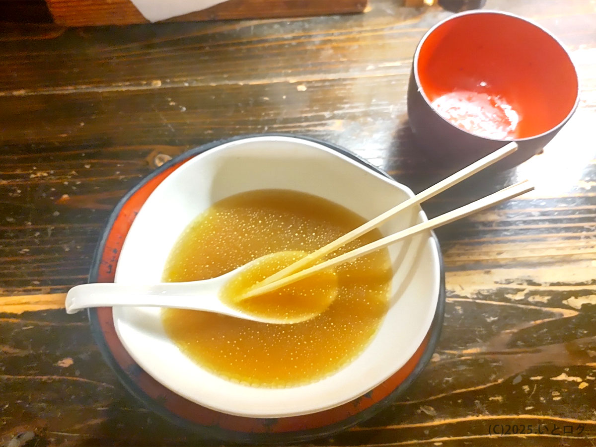 琥珀色のスープだけが残る丼と割り箸。滋賀・天下ご麺 大津の支那そばを食べ終えた余韻が残るカウンター席。