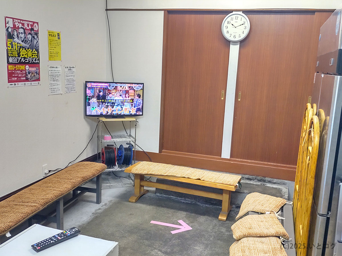 秀吉家の待合スペース。駐車場から続々と人が訪れ、テレビを見ながら順番を待つ。滋賀のラーメン文化を支える人気店の光景。