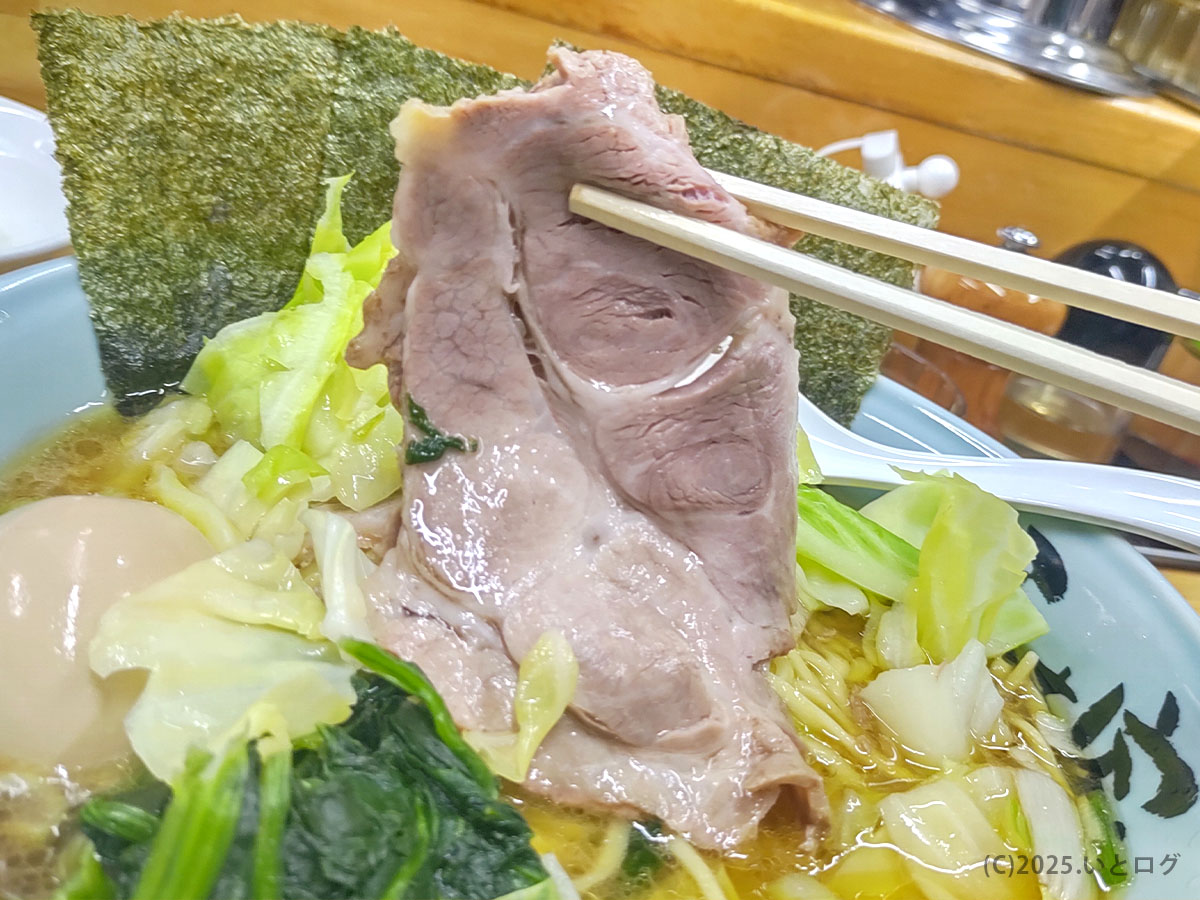 厚切りチャーシューは秀吉家の名物。名古屋の家系好きも足を運ぶほどのボリューム感で、まぜそばとは違う直球の旨さ。