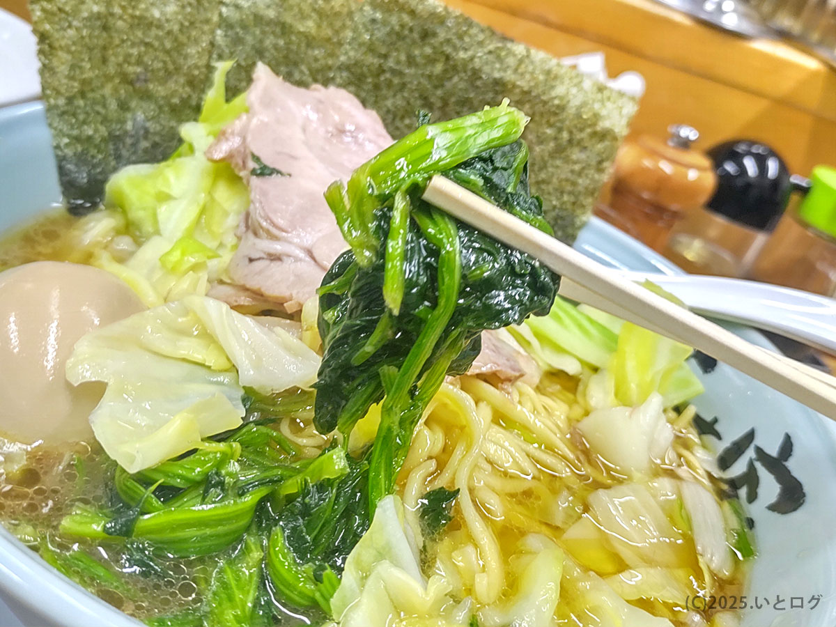 秀吉家ラーメンに欠かせない青菜トッピング。系列の家系ラーメンと同様、スープに浸すと一層香りが引き立つ。