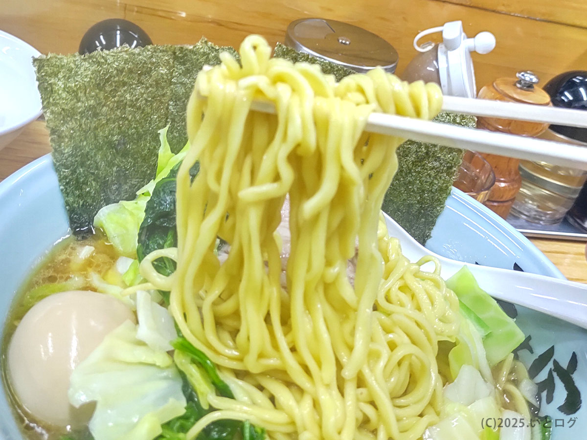 中太麺をすすると家系独特の濃厚スープが絡む。秀吉家のおすすめの食べ方は、卓上のニンニクを加えてパンチを効かせること。