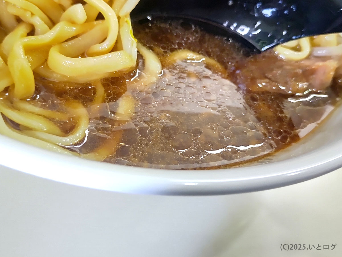 麺とれ 島田のラーメンスープ。醤油のキレと背脂のコクが合わさり、濃厚ながらも飲みやすい仕上がり。