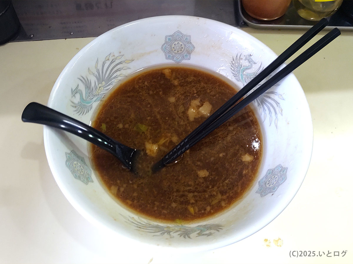 麺とれ 島田のラーメンを食べ終えた丼。残ったスープからも旨味の濃さが伝わる。