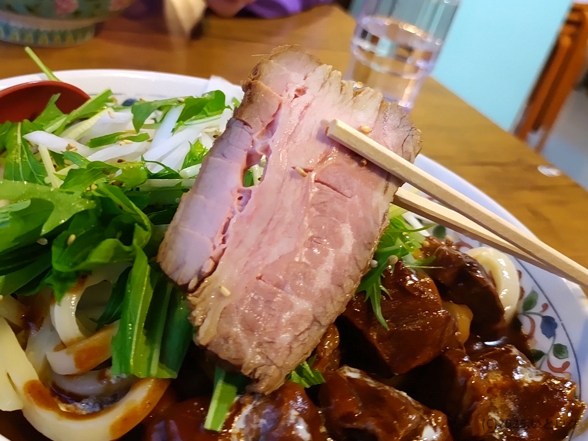 自家製チャーシューの断面が美しい、カレーうどん咲々の人気トッピングの一品