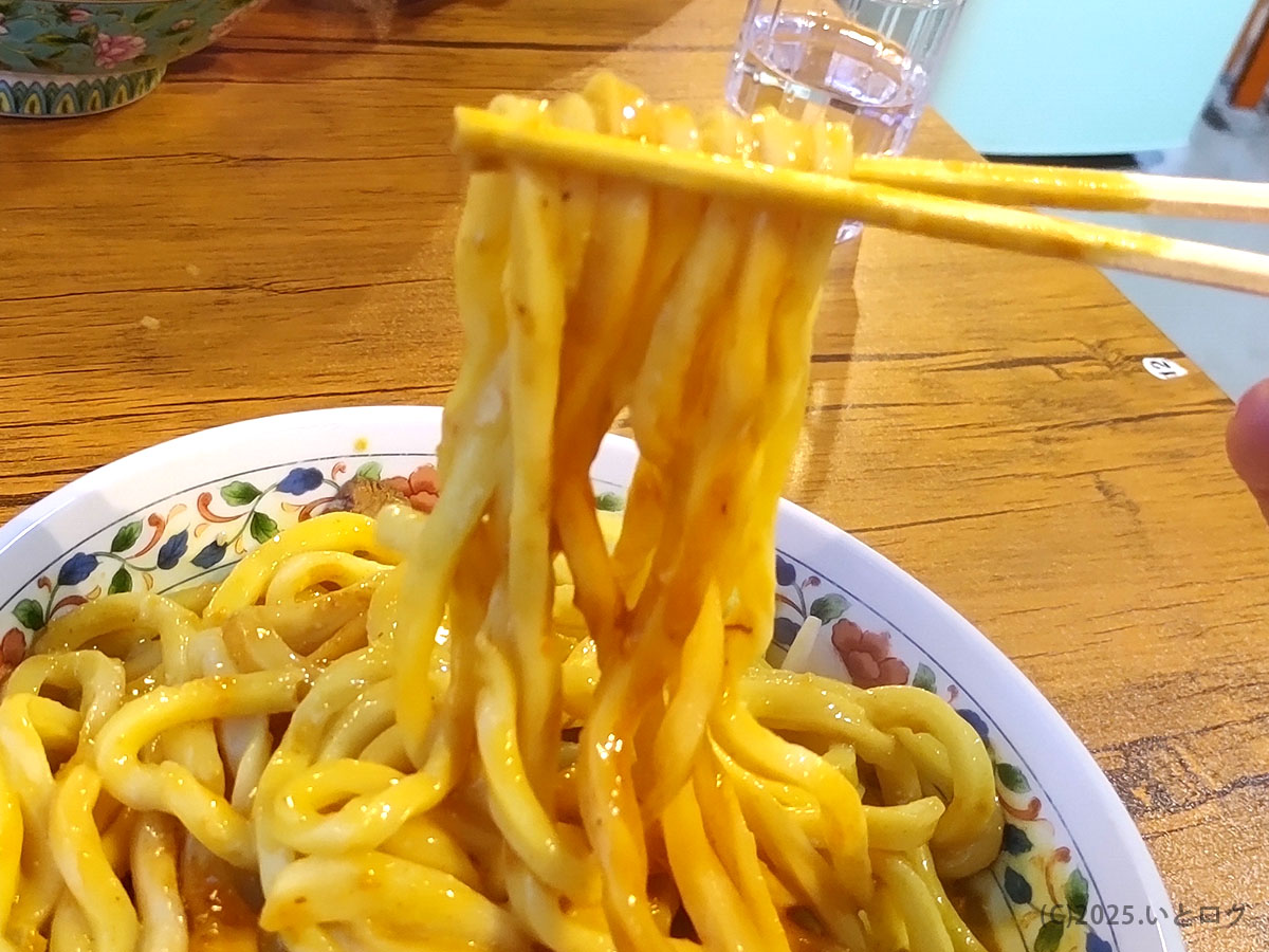 カレーうどん咲々のモチモチ太麺をリフトアップ。甲府で味わうこだわりのカレーうどん