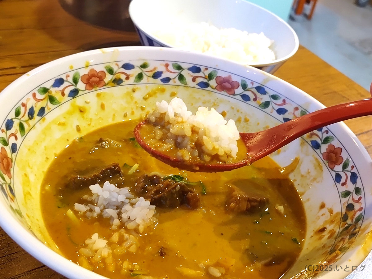 食後のおすすめ、残ったスープにご飯を入れて楽しむリゾット風カレー。無添加スープが活きる〆の一杯