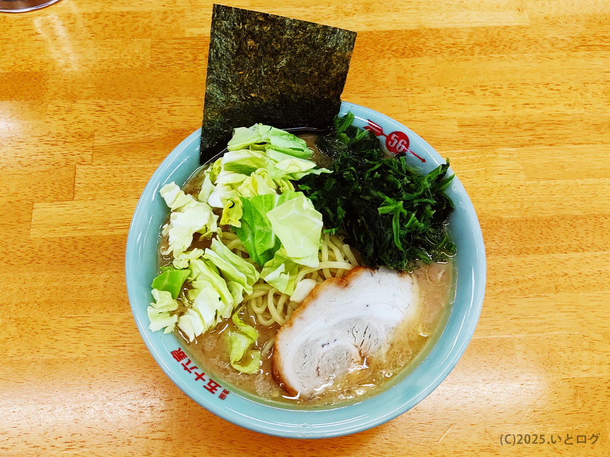 信州五十六家 塩尻のメニューで人気、キャベツとホウレン草が山盛りになった家系ラーメンの俯瞰ショット