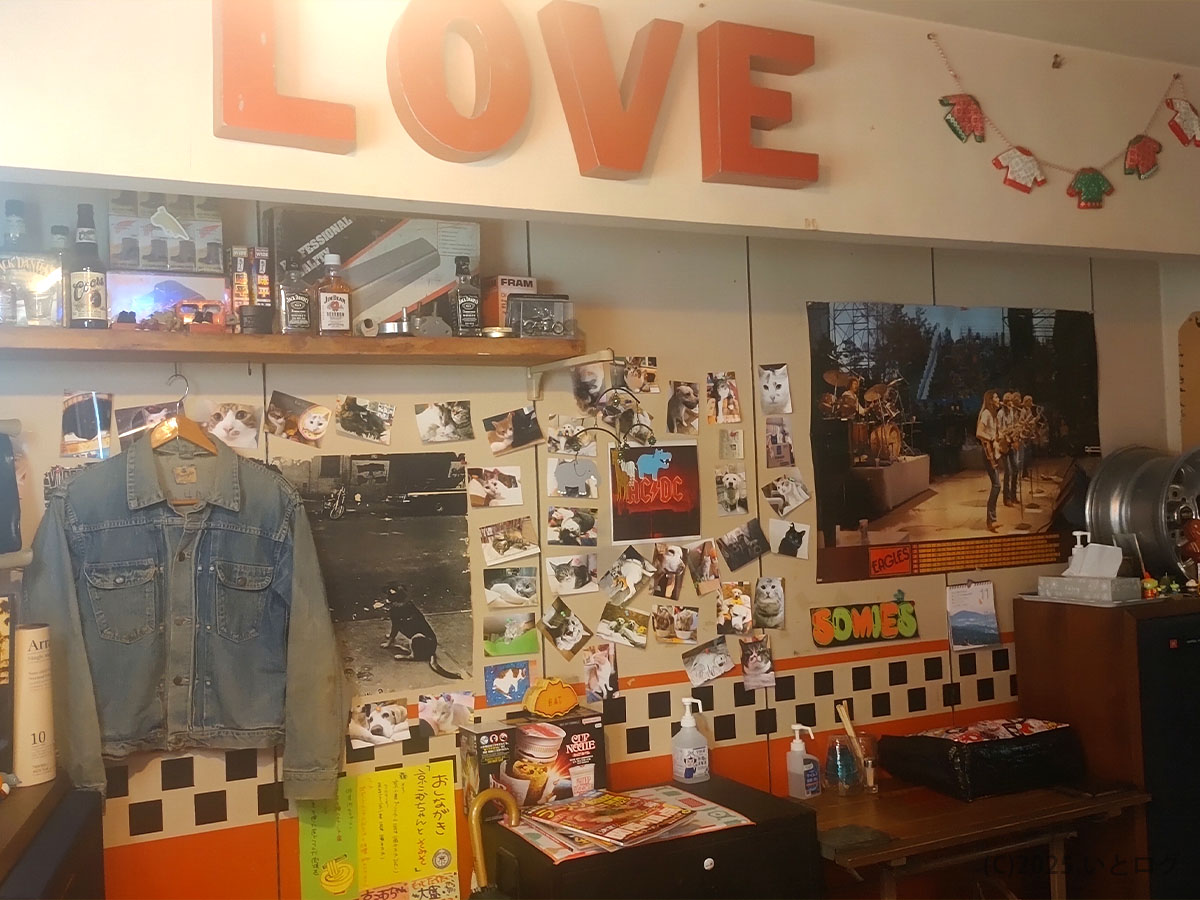 福知山市の麺屋Somie's店内。LOVEの装飾や猫の写真が印象的で、アットホームな雰囲気。福知山ランチに訪れたいラーメン店の一角。