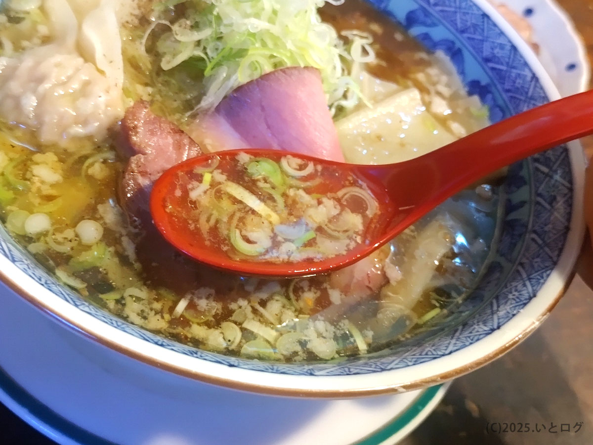 ソミーズのラーメン醤油スープ。ネギや背脂が溶け込み、福知山で味わう一杯として口コミやブログレビューで人気。