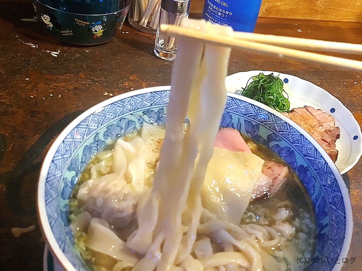 麺屋Somie'sのラーメンを持ち上げた様子。もちもち食感の麺はスープと相性抜群で、福知山ラーメンファン必食の一杯。