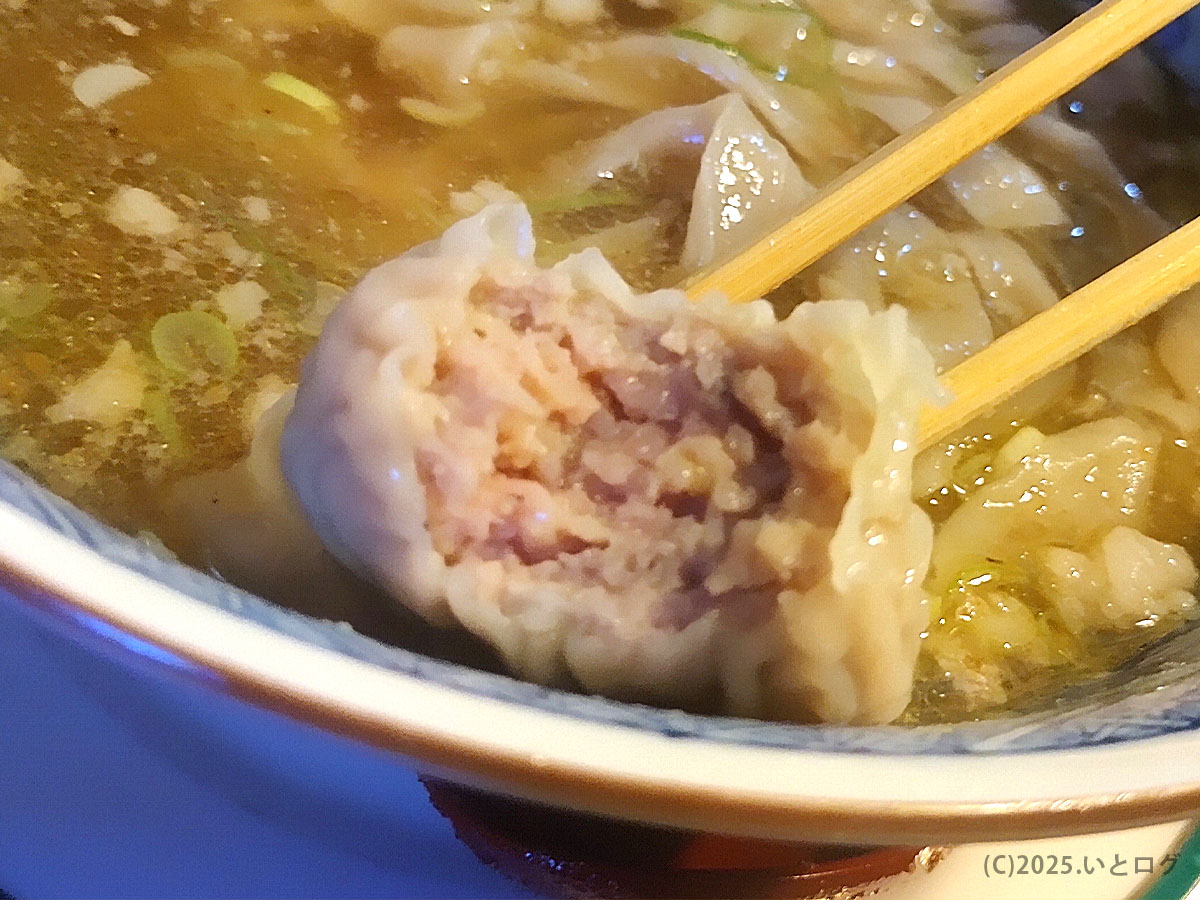 ソミーズの肉ワンタン。ジューシーな餡がたっぷり詰まっており、福知山ラーメンレビューでも評価の高い具材。