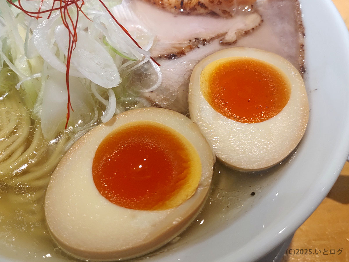 麺家たけ田の蟹だし濁り塩らーめん。半熟具合が絶妙な味玉トッピングが印象的。