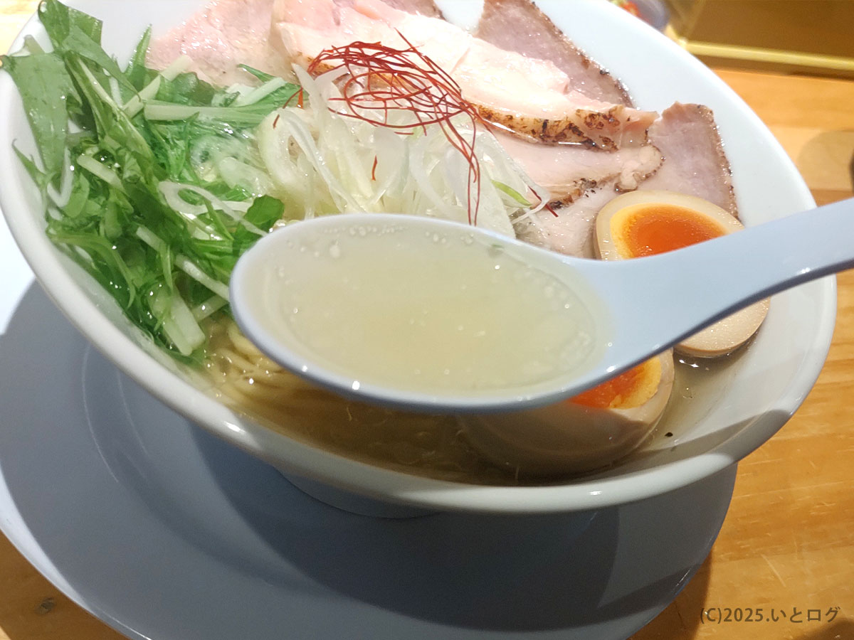 麺家たけ田 蟹だし濁り塩らーめんのスープ。蟹の旨みが溶け込んだ透明感ある塩味。