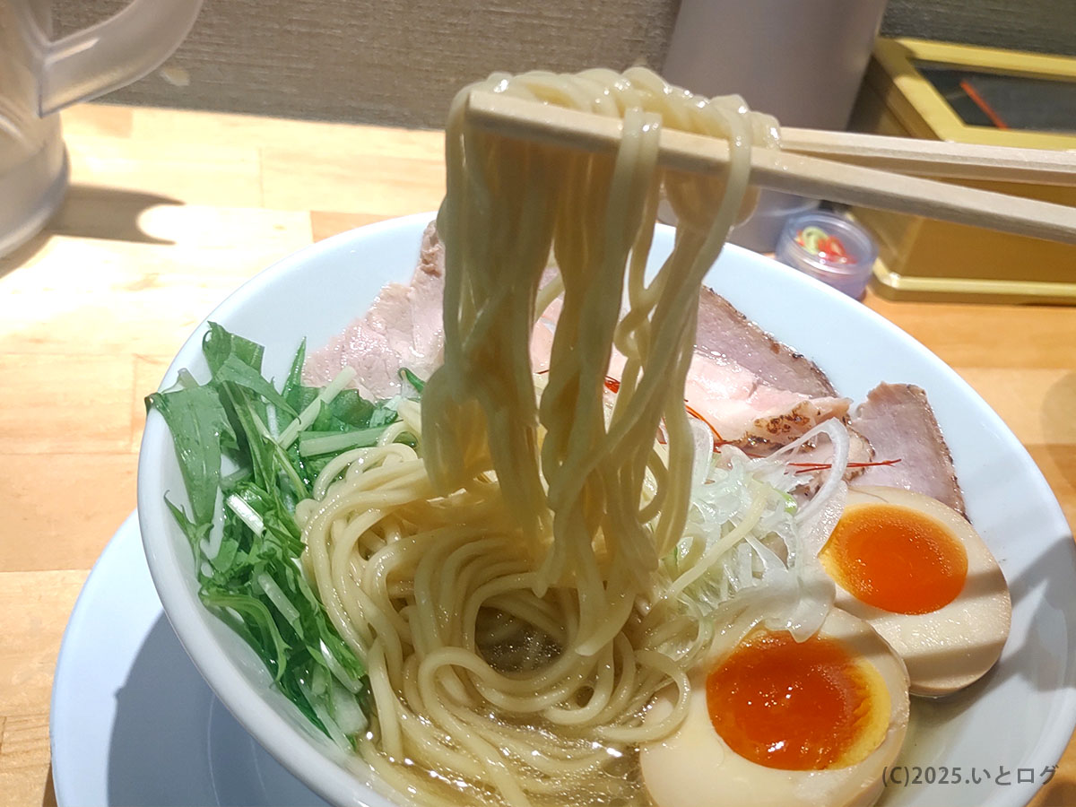 麺家たけ田 鳥取の蟹だし濁り塩らーめん。中細麺を持ち上げた様子で、スープとの絡みが良い。