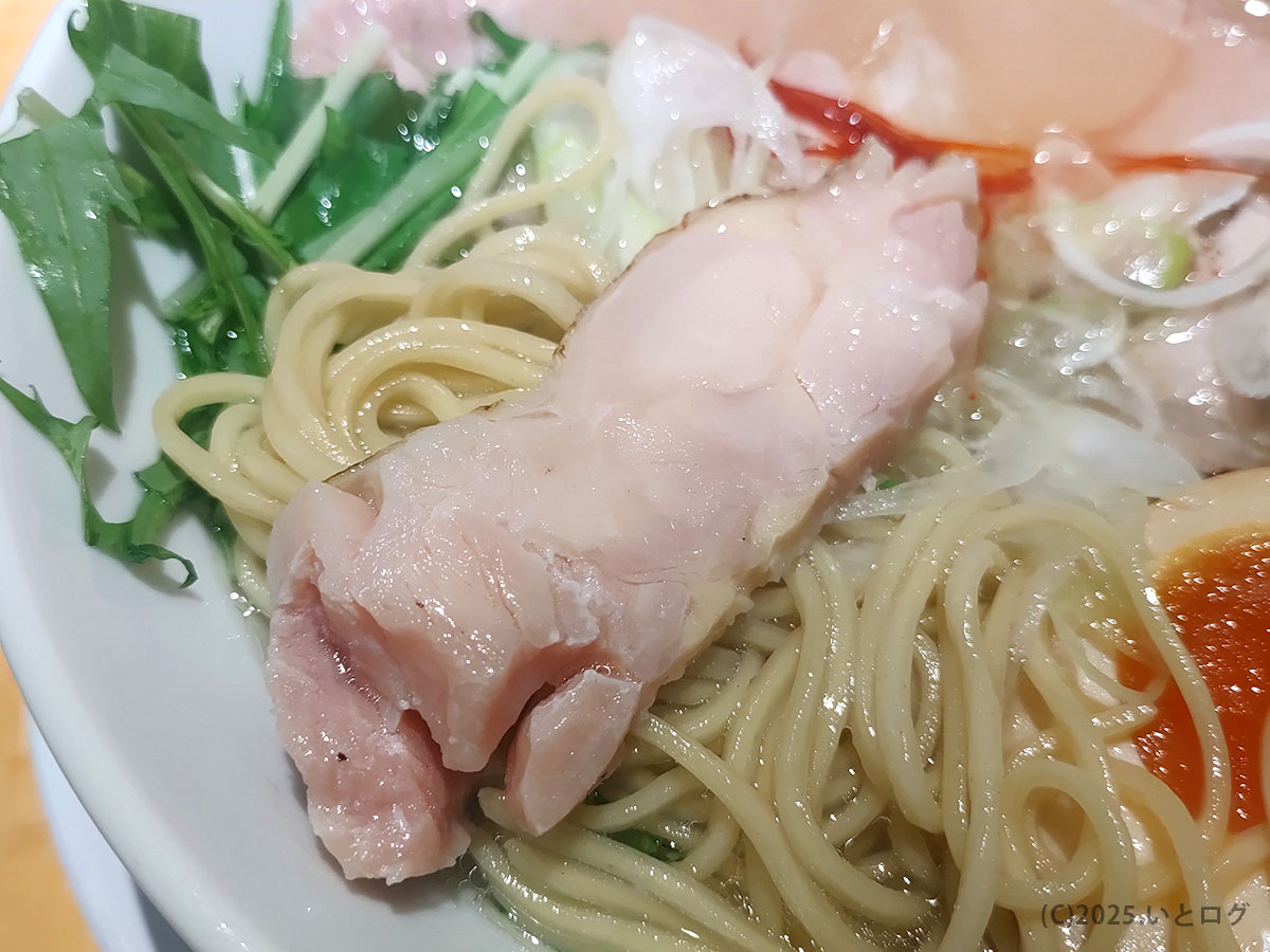 麺家たけ田 鳥取の特製塩らーめんに乗る豚チャーシュー。肉厚でジューシーな一枚。