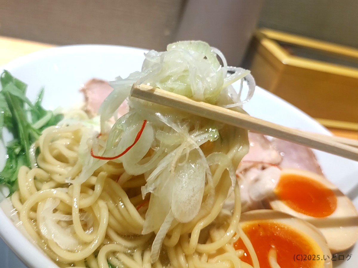 麺家たけ田の蟹だし濁り塩らーめん。シャキシャキ食感の白ネギが麺と相性抜群。