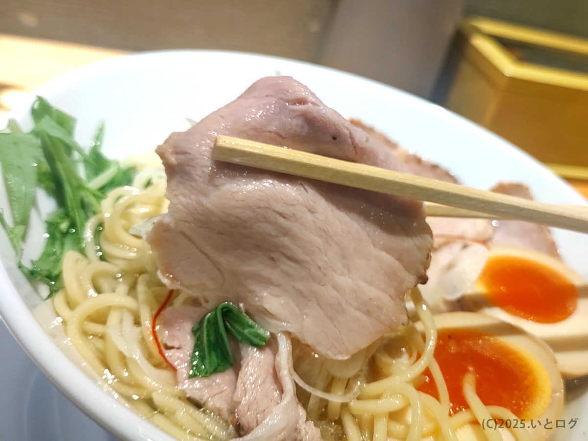 麺家たけ田 鳥取の特製塩らーめんに乗る豚チャーシュー。肉厚でジューシーな一枚。