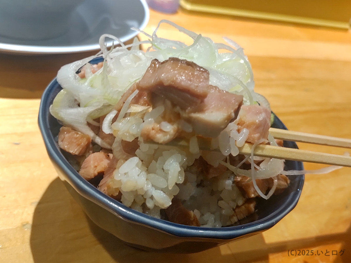 麺家たけ田のサイドメニュー、レアチャーシュー丼。炙りチャーシューとネギの香りが食欲をそそる。