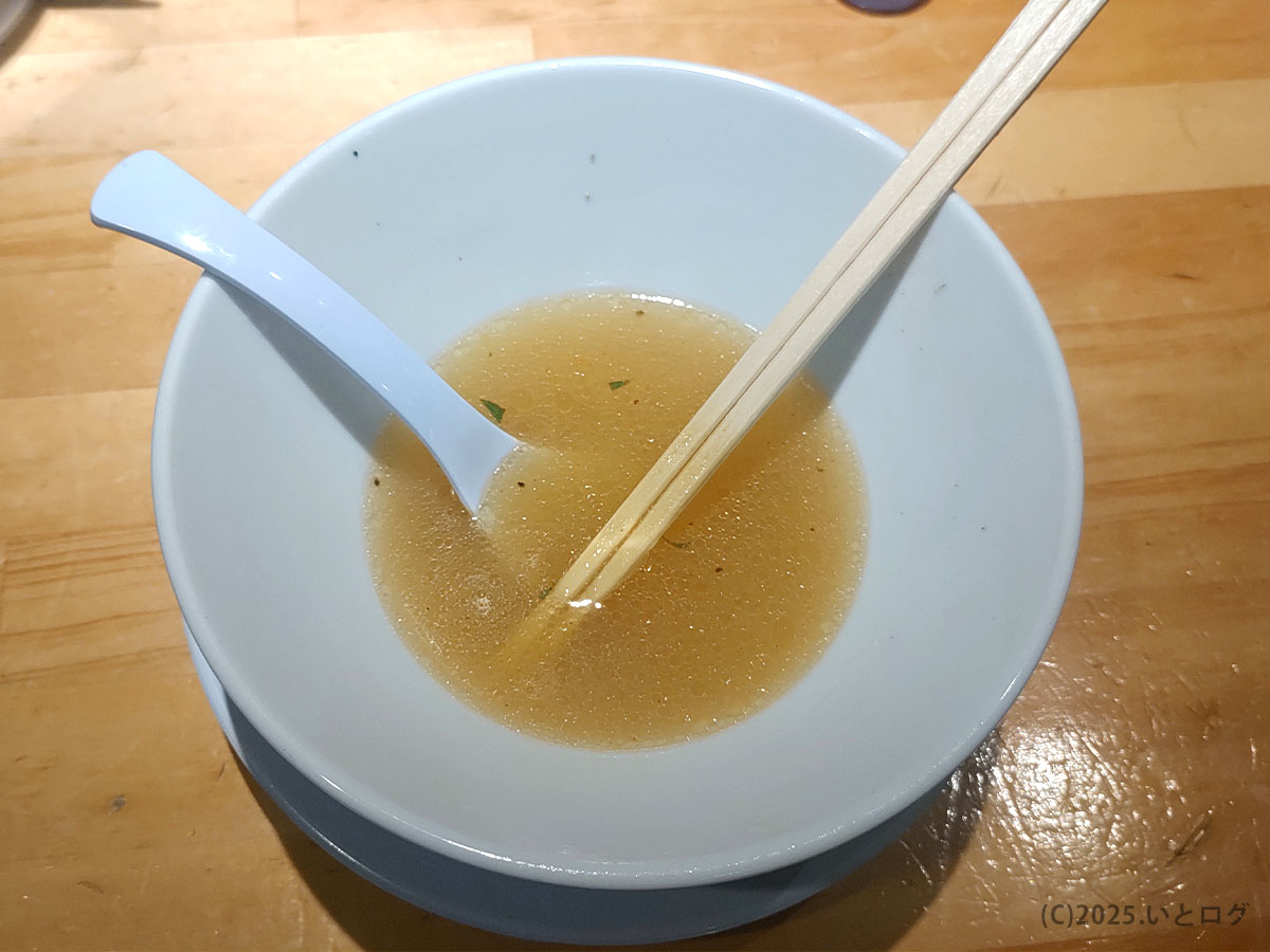 麺家たけ田で完食後の蟹だし濁り塩らーめんの丼。最後まで飲み干したくなる旨み。