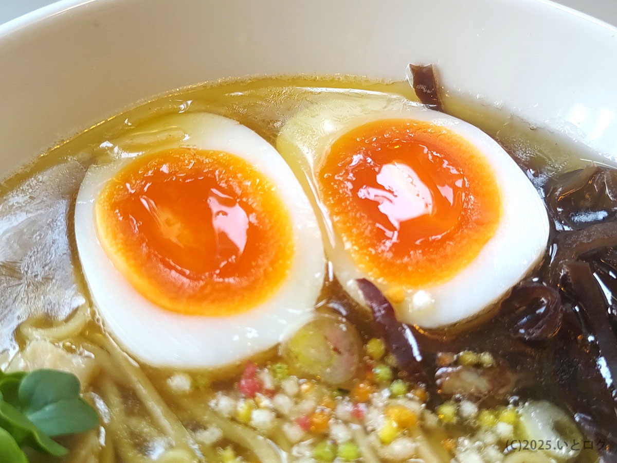 とろりとした半熟味玉。ホットエアーの代名詞で、ミシュラン評価にも繋がった逸品。