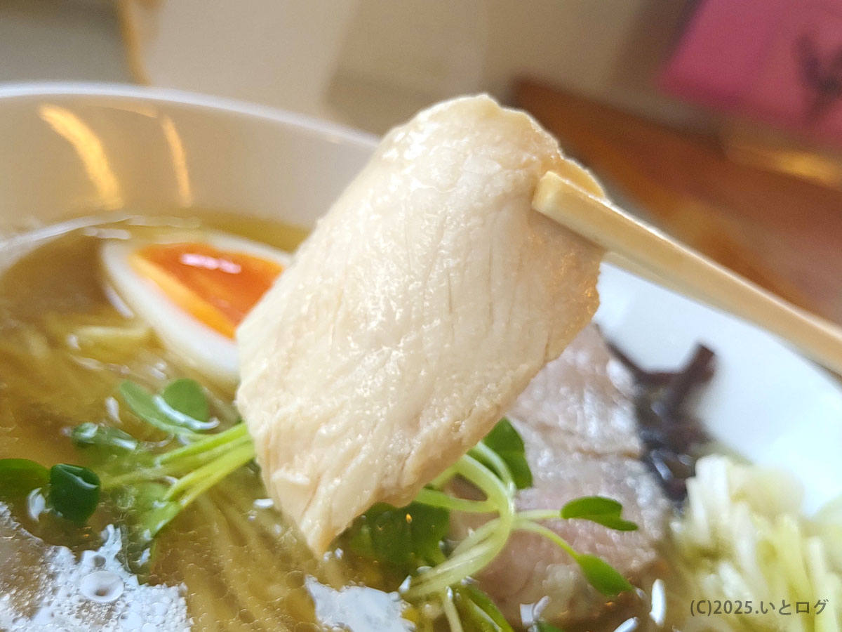 淡麗鶏らーめん ホットエアーのしっとりとした鶏チャーシュー。脂控えめでヘルシーながら旨味が強く、ミシュラン掲載もうなずける仕上がり。