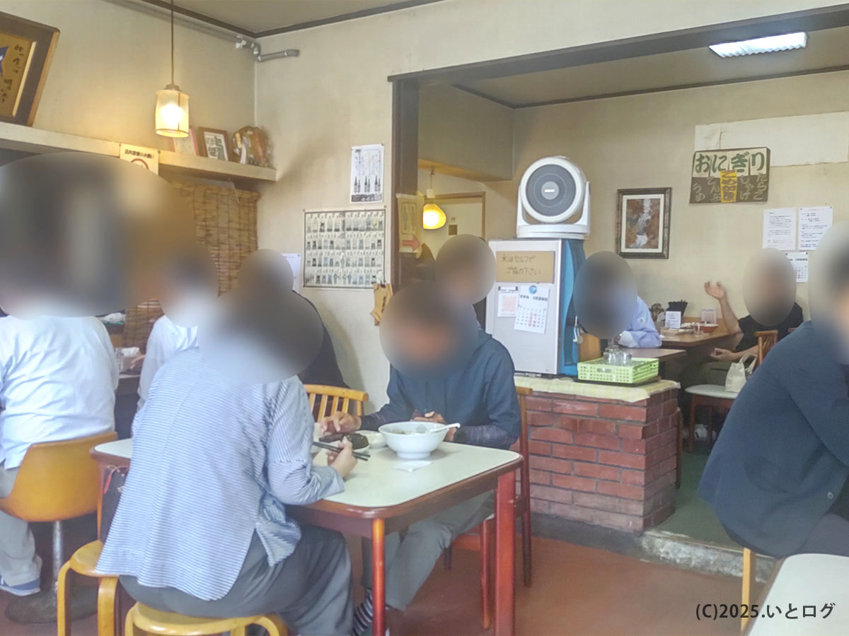 すみれ食堂(鳥取・琴浦町)の店内風景。地元の常連客でにぎわい、アットホームな雰囲気が漂うラーメン店。