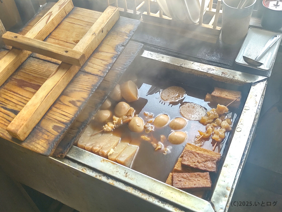 すみれ食堂の名物・おでん。牛骨ラーメンと一緒に楽しめるサイドメニューで、鳥取ラーメンランキングでも高く評価される理由のひとつ。