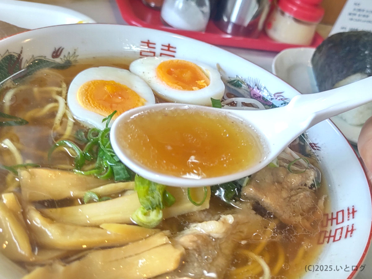 すみれ食堂の牛骨ラーメン。琥珀色のスープは牛骨ならではの深い旨味で、鳥取ラーメンらしい伝統の味わい。