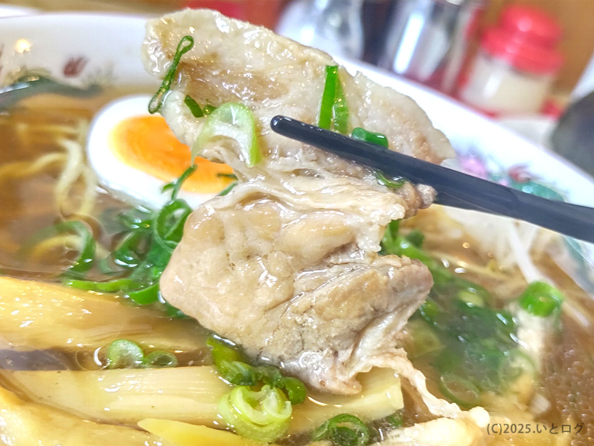 すみれ食堂 鳥取のラーメン。柔らかい豚肉チャーシューが特徴で、地元・米子や琴浦町で愛される味。