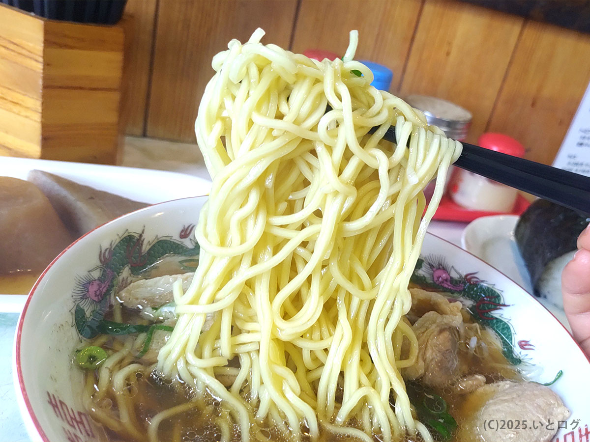 すみれ食堂(鳥取県琴浦町)の牛骨ラーメン。コシのある中細麺が澄んだスープに絡み、米子周辺でも人気の味。