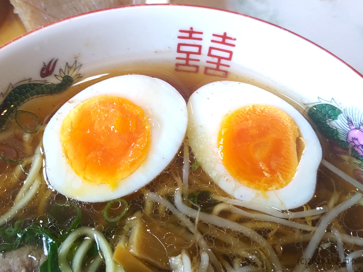 すみれ食堂のラーメンに添えられた煮卵。黄身のとろりとした食感がスープと合わさり、満足度の高い一杯。