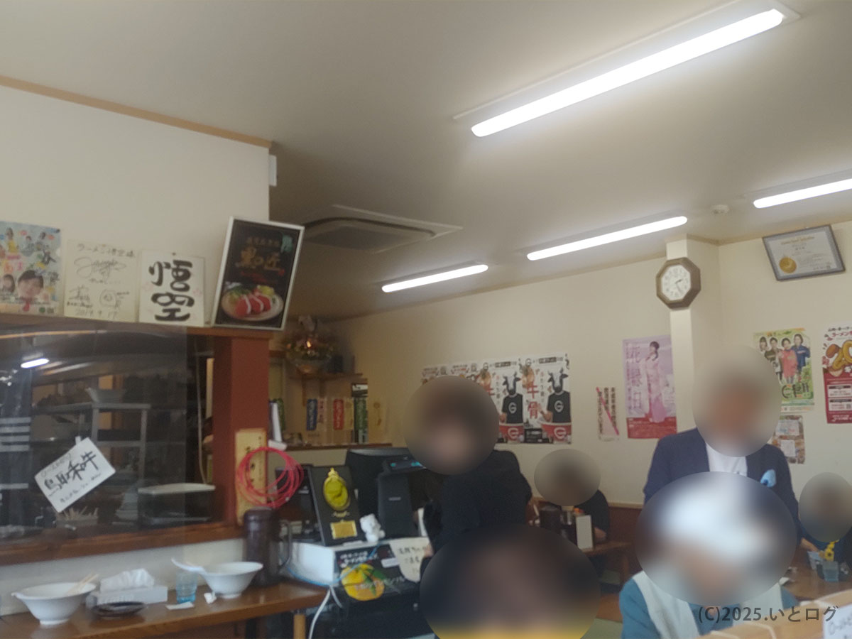 「ラーメン悟空 米子市」の店内風景。壁にはサイン色紙や「ヒカキン」も来店したポスターが飾られており、地元「淀江」や「大山寺」観光の途中にも立ち寄りたい雰囲気。