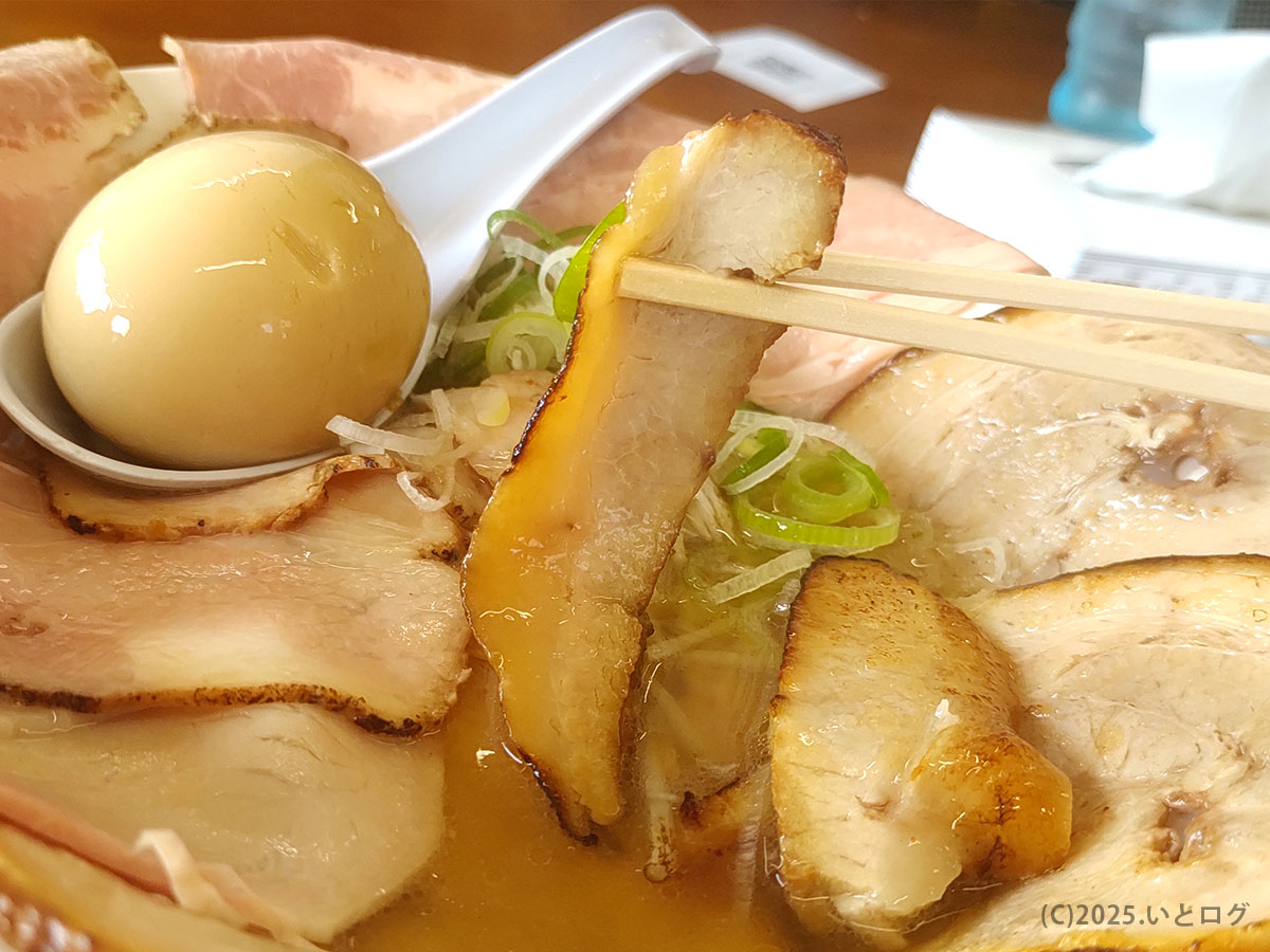 香ばしく炙られたチャーシューが香り立つ。「ラーメン悟空 人気メニュー」のひとつで、観光客も地元客も虜にする一杯。