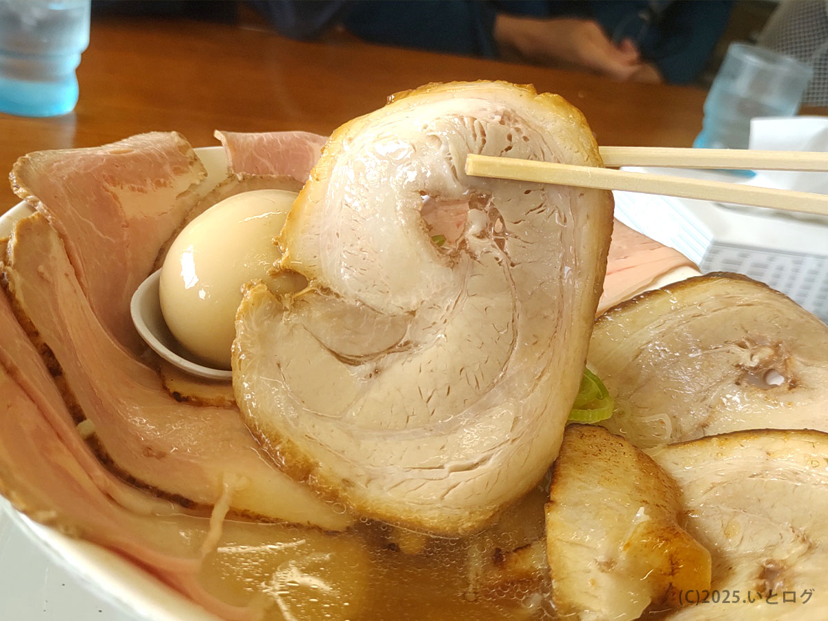 厚切りで柔らかいチャーシューは迫力満点。「ラーメン悟空 大山」の恵みを活かした贅沢な一品。