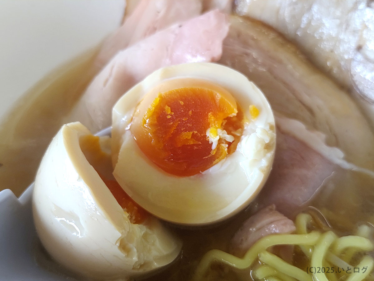 とろける黄身が美しい味玉。「ラーメン悟空 人気メニュー」の定番で、ご飯ものとも相性抜群。