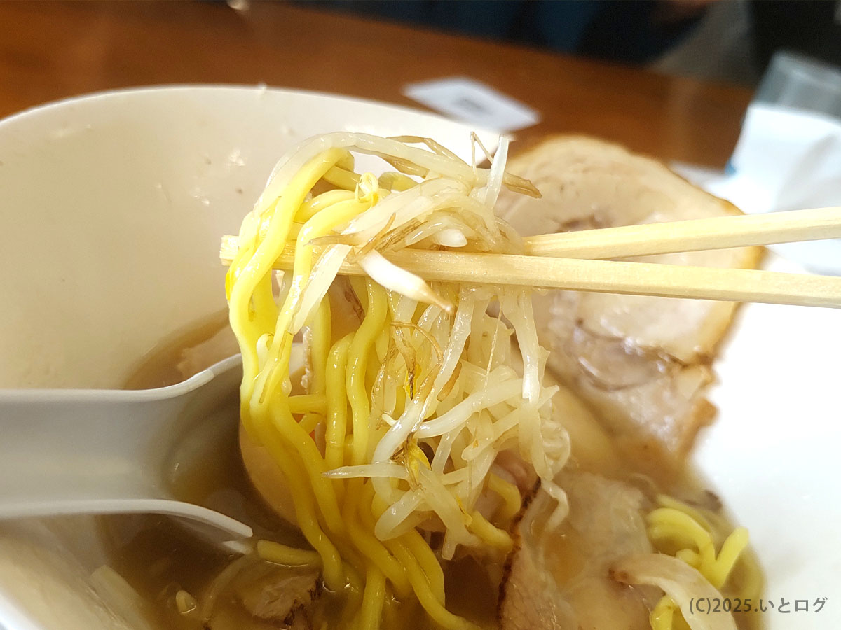 ちぢれ麺に絡むスープとシャキシャキのモヤシ。「ラーメン悟空 淀江」エリアで愛される味。