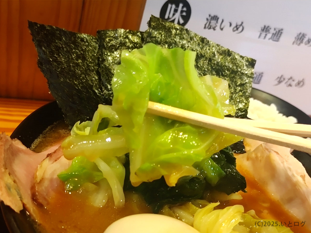 伯耆家のトッピング野菜、キャベツ。横浜家系ラーメンらしさを感じつつ、米子の地元客に愛されている味わい。